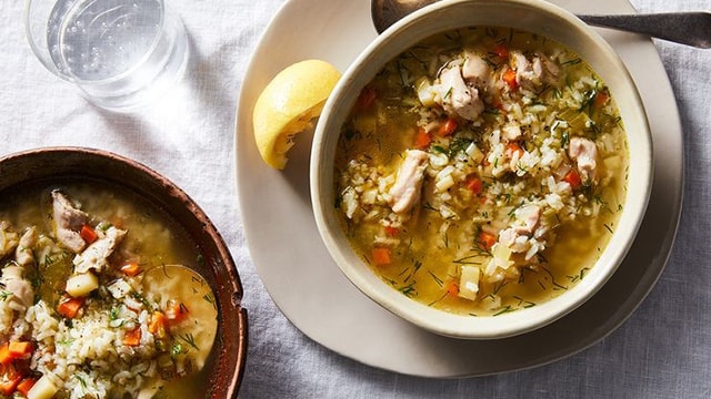 Recette facile de soupe citronnée au poulet et au riz avec aneth