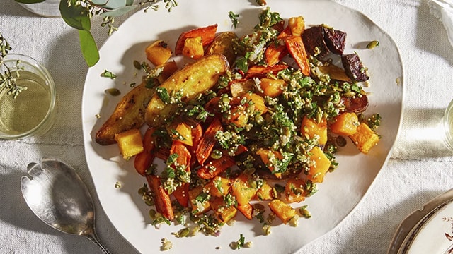 Recette de Légumes rôtis avec garniture aux fines herbes brillante et croustillante