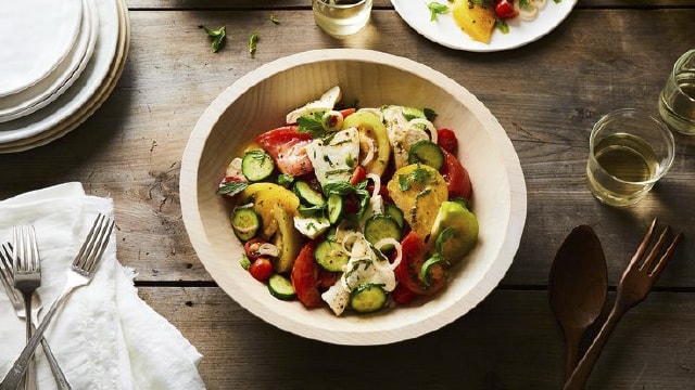 Receta de ensalada de tomate, pepino y hierbas frescas